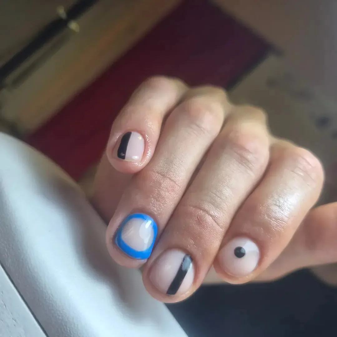 Īsi nagi ar grafisku zilu un melnu dizainu